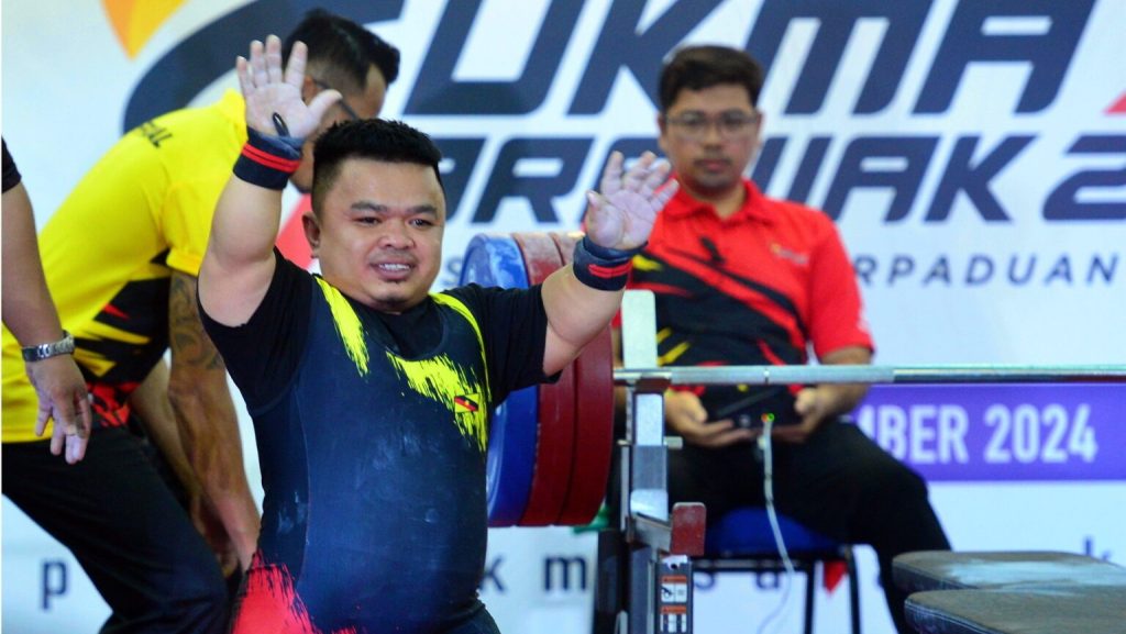 Sarawak’s Azlan Mos Shatters National Powerlifting Record at Para Sukma 2024