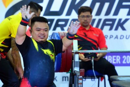 Sarawak’s Azlan Mos Shatters National Powerlifting Record at Para Sukma 2024