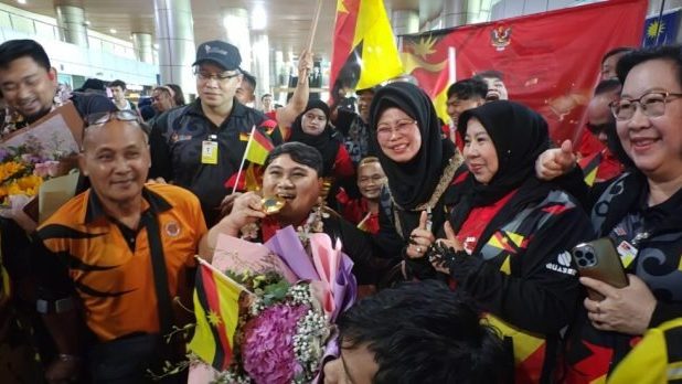 S’wak Powerlifter Bonnie Bunyau Dedicates Paris Paralympic Gold Medal to Father’s Sacrifice and Support