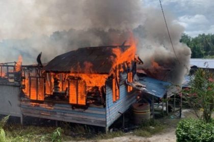 Tragedy Strikes 12 Left Homeless as Fire Destroys Three Houses in Kampung Muara Bunut, Meradong