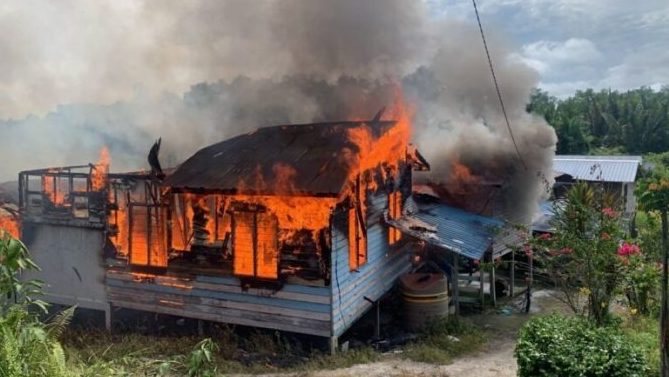 Tragedy Strikes 12 Left Homeless as Fire Destroys Three Houses in Kampung Muara Bunut, Meradong