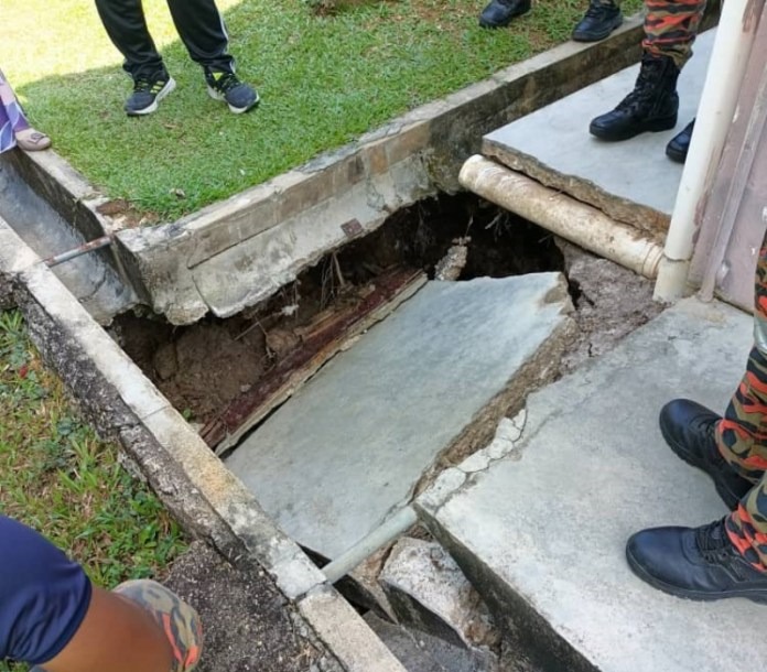 1-Meter Deep Sinkhole Shocks SK Satri Jaya in Taman BDC, Sarawak