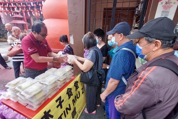 Dr. Kelvin Yii's Team Distributes 200 Free Meals for Chinese Lunar Observance