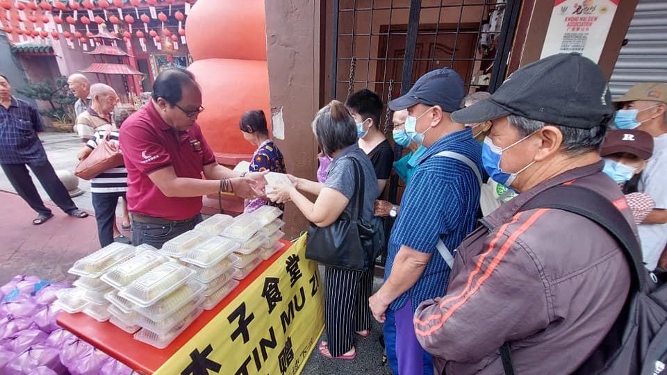 Dr. Kelvin Yii's Team Distributes 200 Free Meals for Chinese Lunar Observance