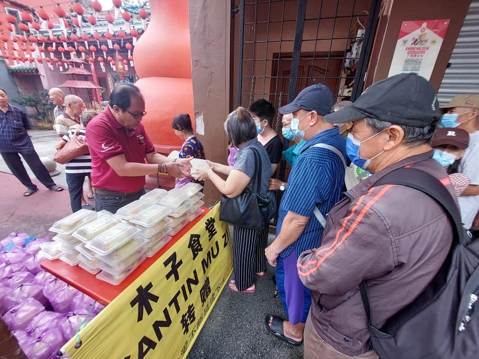 Dr. Kelvin Yii's Team Distributes 200 Free Meals for Chinese Lunar Observance