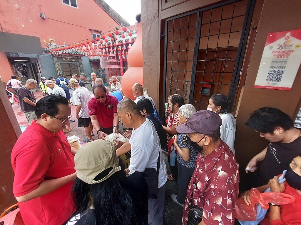 Dr. Kelvin Yii's Team Distributes 200 Free Meals for Chinese Lunar Observance