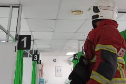 Fire Erupts at Sarawak General Hospital's Specialist Clinic Block, Prompting Quick Response from Firefighters