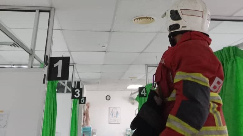 Fire Erupts at Sarawak General Hospital's Specialist Clinic Block, Prompting Quick Response from Firefighters