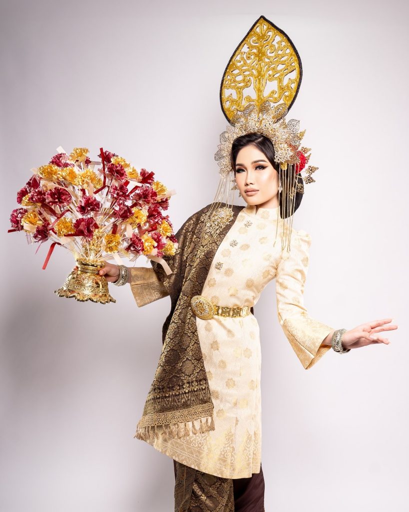 Lee Min Qi at Miss Globe 2024 Semi-Finals with ‘Sembah Tamu’ Costume!