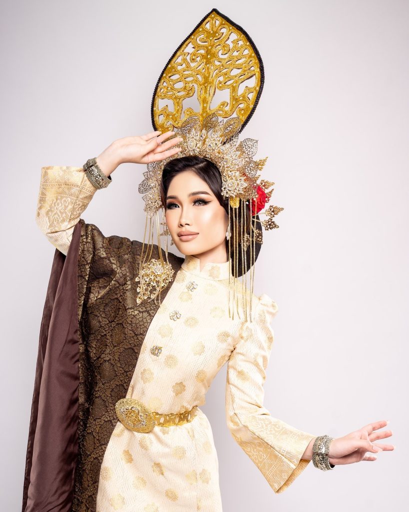 Lee Min Qi at Miss Globe 2024 Semi-Finals with ‘Sembah Tamu’ Costume!