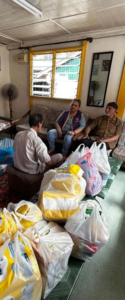 Lions Club Kuching Unity Brings Essential Aid to Elderly Couple in Need at Kpg Pulo Hilir, Petra Jaya