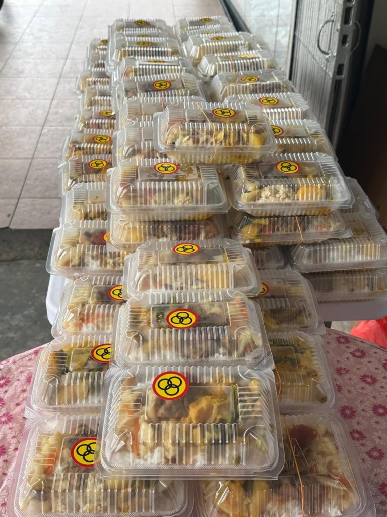 SUPP Kuching Distributes 100 Free Vegetarian Lunches in Padungan!