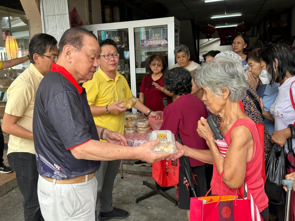 SUPP Kuching Distributes 100 Free Vegetarian Lunches in Padungan!