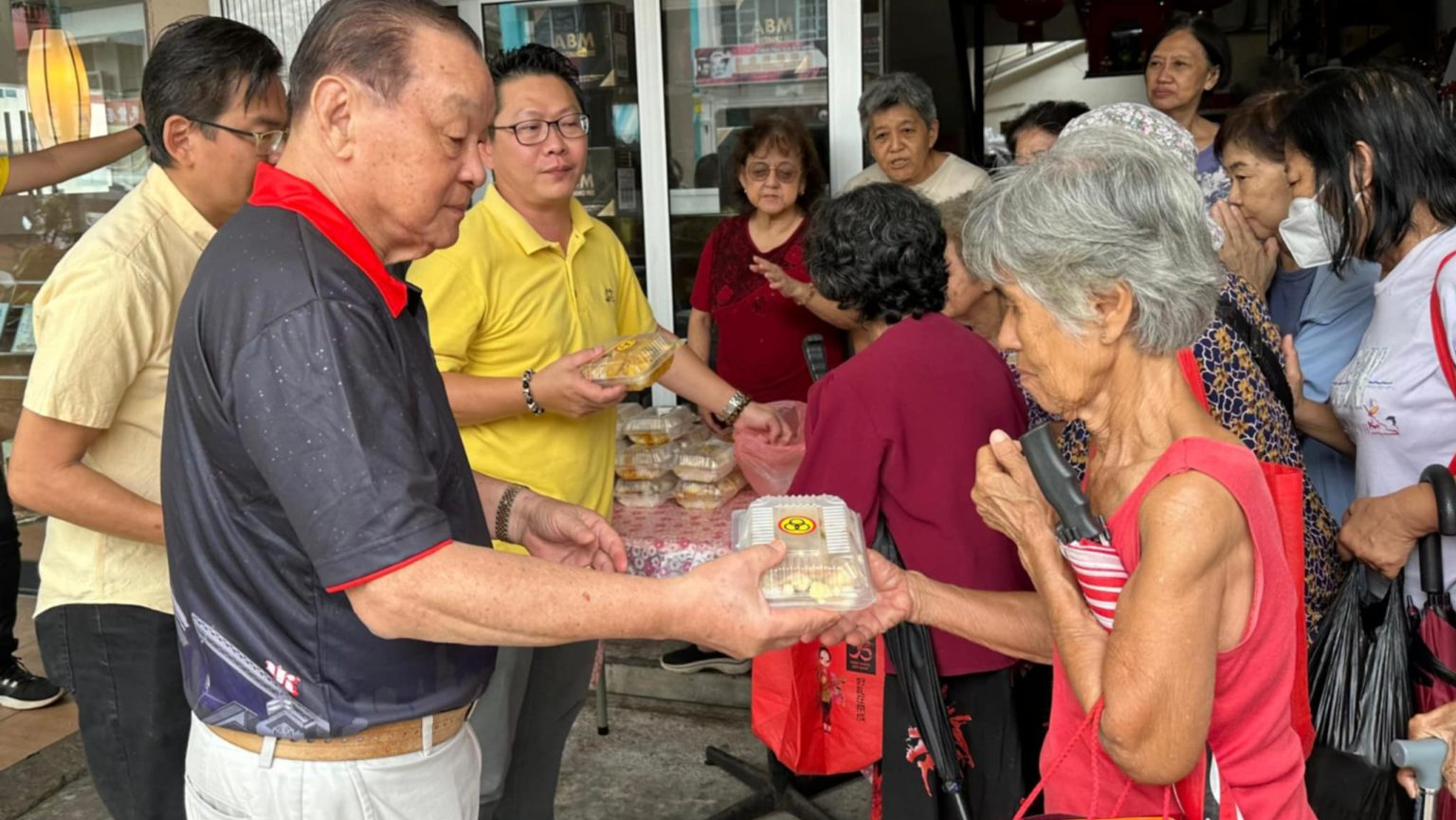 SUPP Kuching Distributes 100 Free Vegetarian Lunches in Padungan!