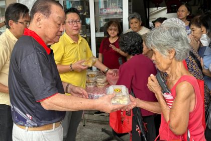 SUPP Kuching Distributes 100 Free Vegetarian Lunches in Padungan!