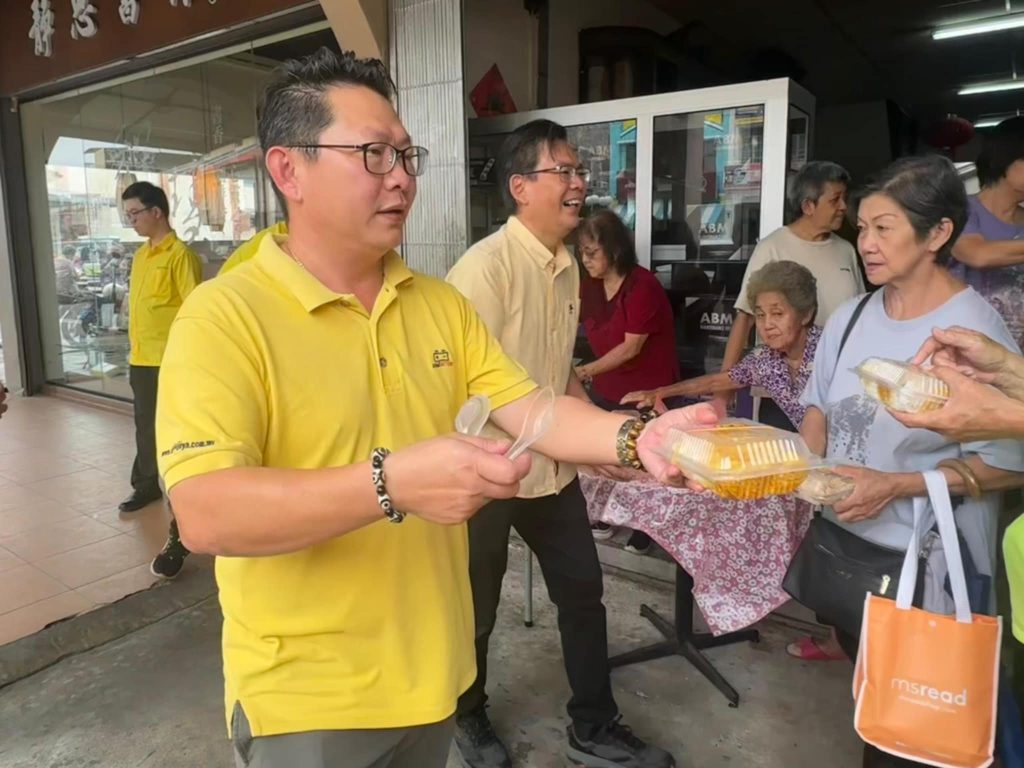 SUPP Kuching Distributes 100 Free Vegetarian Lunches in Padungan!