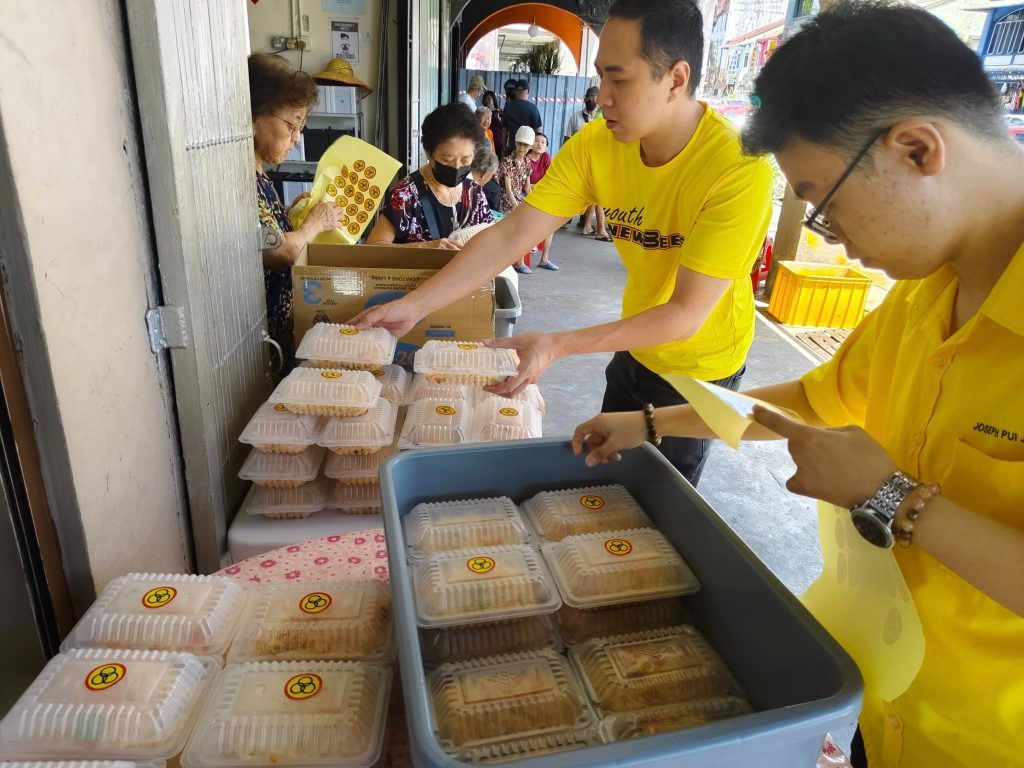 SUPP Kuching Youth Distributes 123 Meals for 9th Lunar Month in Padungan