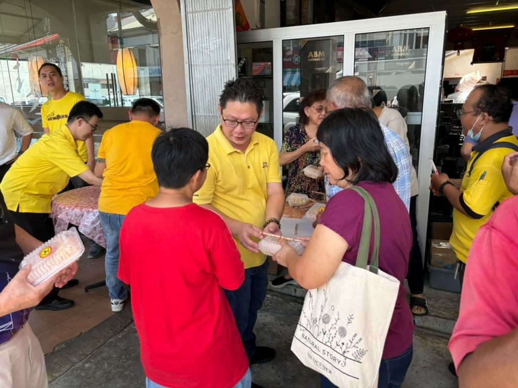 SUPP Kuching Youth Distributes 123 Meals for 9th Lunar Month in Padungan