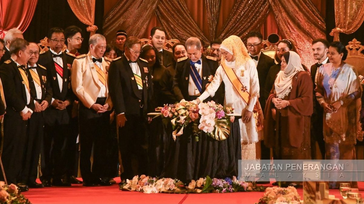 Sarawak Honors TYT’s 78th Birthday with Grand Banquet and Star Performances