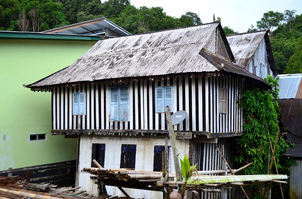 Thai Hunk Guys and Albert Lee’s Team Discover the Rich Culture of Annah Rais Longhouse