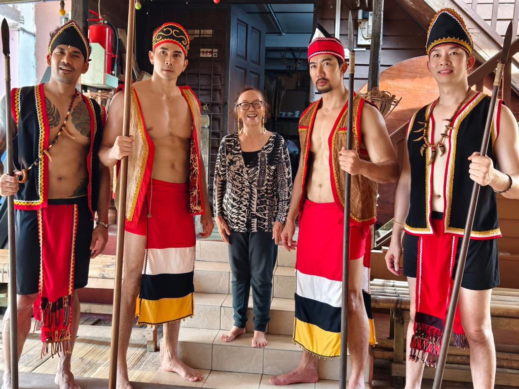 Thai Hunk Guys and Albert Lee’s Team Discover the Rich Culture of Annah Rais Longhouse