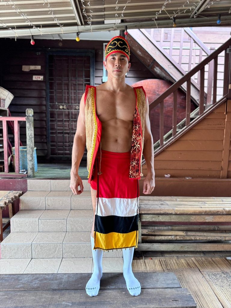 Thai Hunk Guys and Albert Lees Team Discover the Rich Culture of Annah Rais Longhouse 4