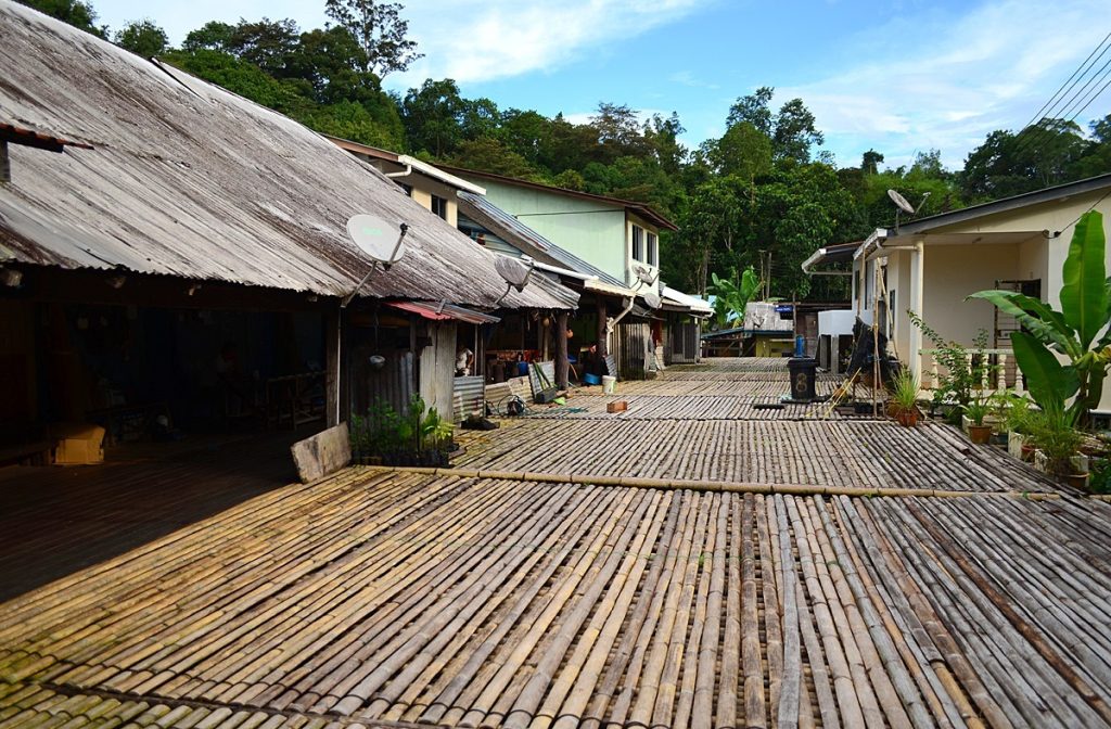 Thai Hunk Guys and Albert Lee’s Team Discover the Rich Culture of Annah Rais Longhouse