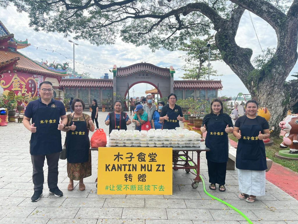 Alice Lau Leads Heartwarming Food Distribution at Tua Pek Kong Temple, Lanang