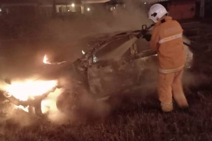 Car Goes Up in Flames at Jalan Penrissen, Driver Escapes Unharmed