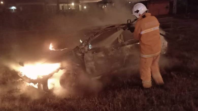 Car Goes Up in Flames at Jalan Penrissen, Driver Escapes Unharmed