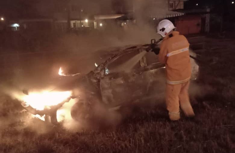 Car Goes Up in Flames at Jalan Penrissen, Driver Escapes Unharmed