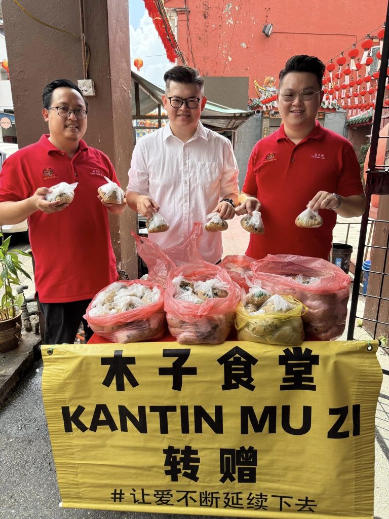 Dr. Kelvin Yii Distributes Free Vegetarian Meals for Health & Peace in Padungan