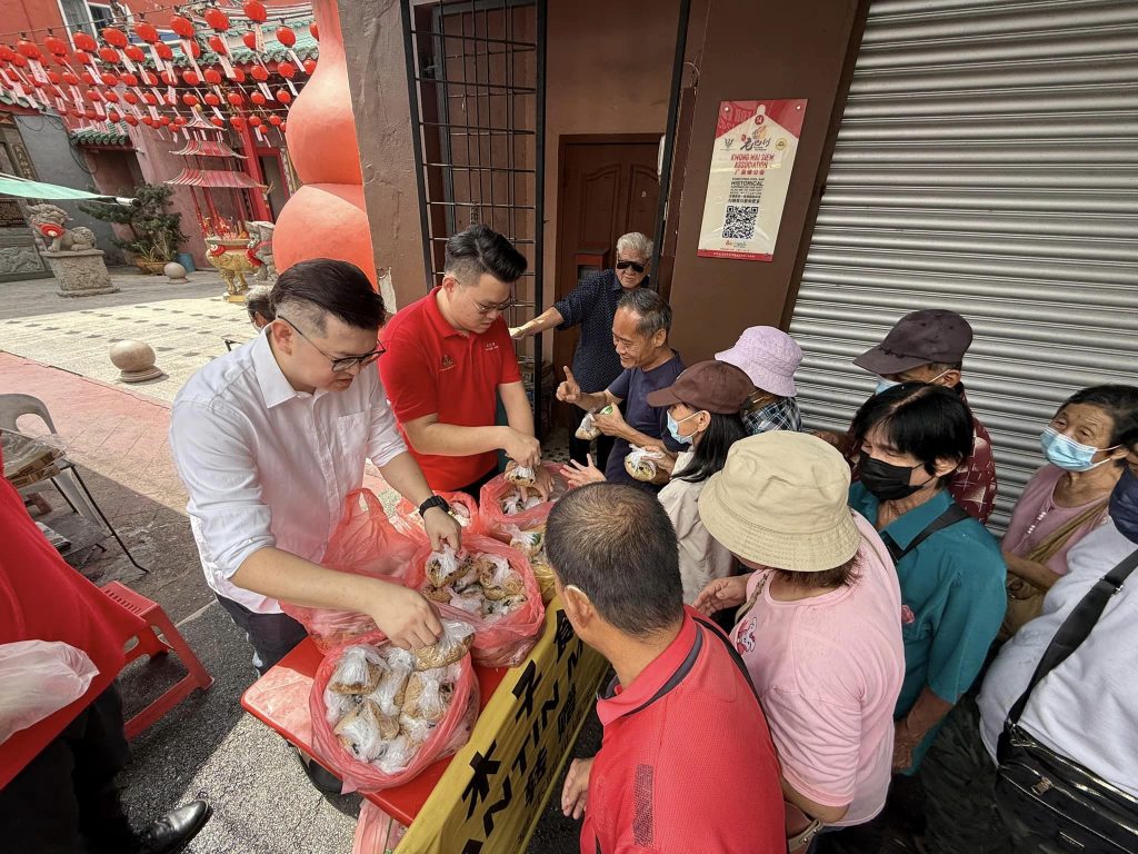 Dr. Kelvin Yii Distributes Free Vegetarian Meals for Health & Peace in Padungan