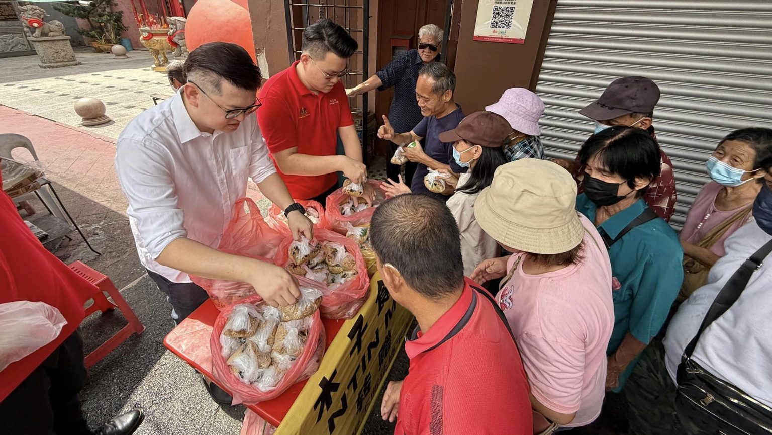 Dr. Kelvin Yii Distributes Free Vegetarian Meals for Health & Peace in Padungan