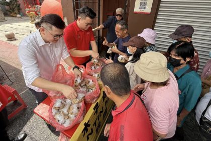 Dr. Kelvin Yii Distributes Free Vegetarian Meals for Health & Peace in Padungan