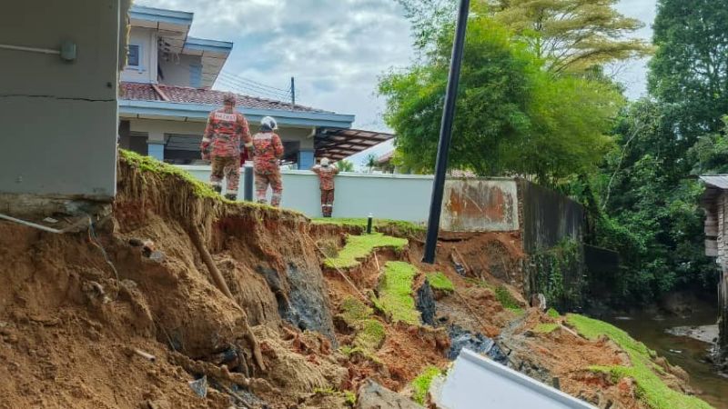 Landslide Threatens Four Homes in Tabuan Height Safety Measures Taken