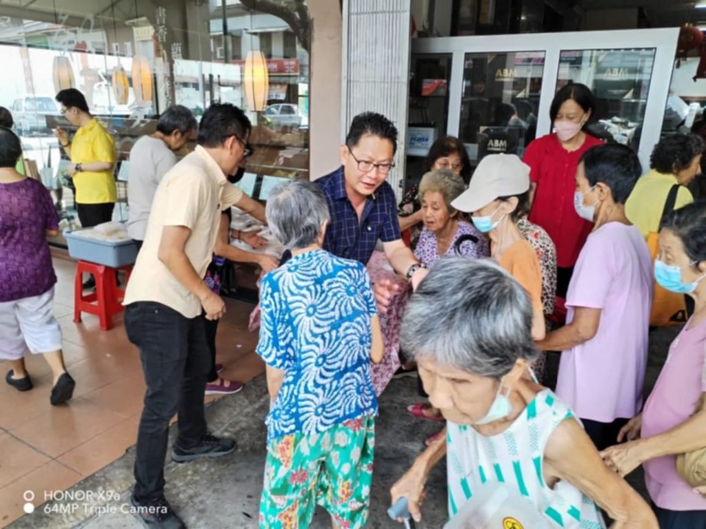 SUPP Kuching Youth Shares 100 Free Meals, Spreads Unity in Padungan