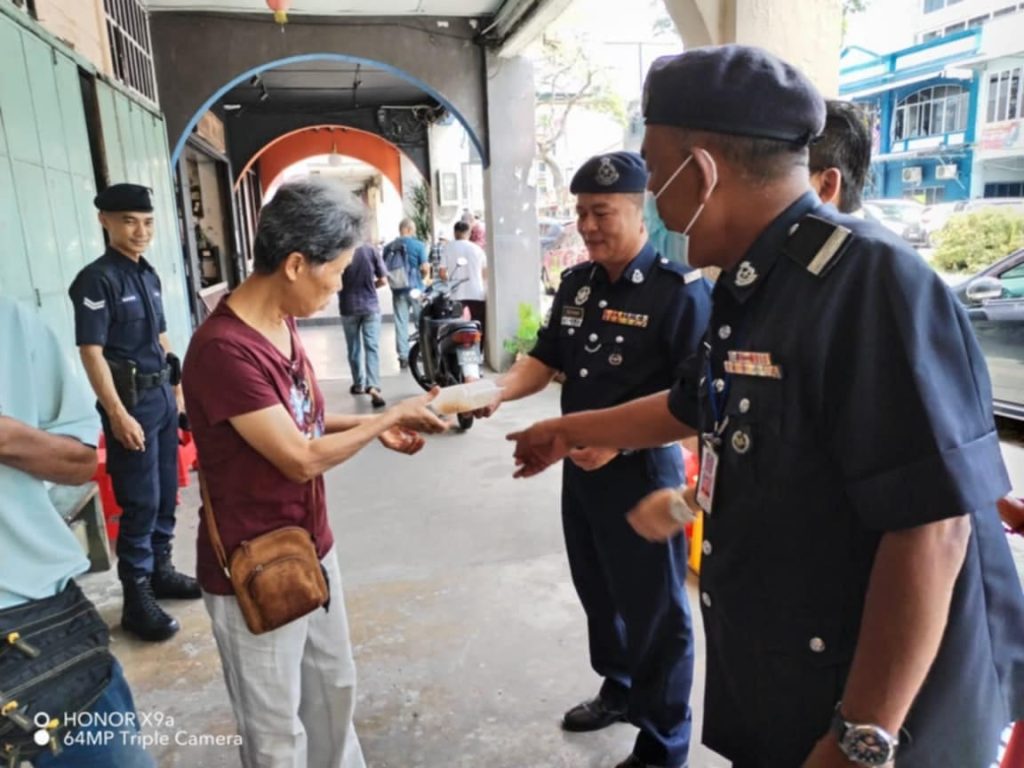 SUPP Kuching Youth Shares 100 Free Meals, Spreads Unity in Padungan