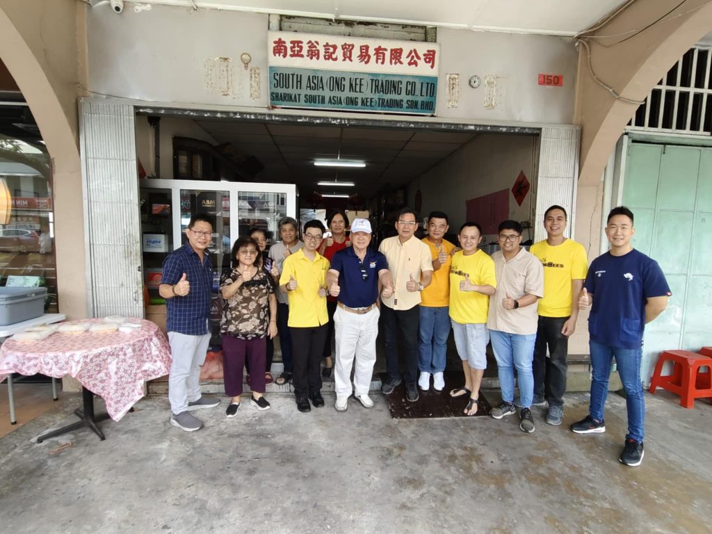 SUPP Kuching Youth Shares 100 Free Meals, Spreads Unity in Padungan