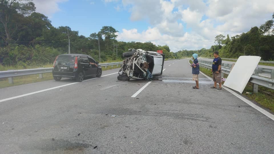 Serious Accident on Sri Aman-Kuching Highway Hilux Driver Thrown Out in Collision with Parked Lorry