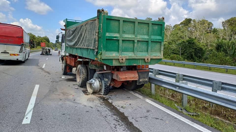 Serious Accident on Sri Aman-Kuching Highway Hilux Driver Thrown Out in Collision with Parked Lorry