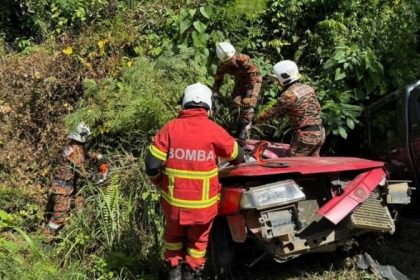 Two Men Rescued After Being Trapped in Car in 3-Vehicle Crash Near Kampung Satap, Bekenu