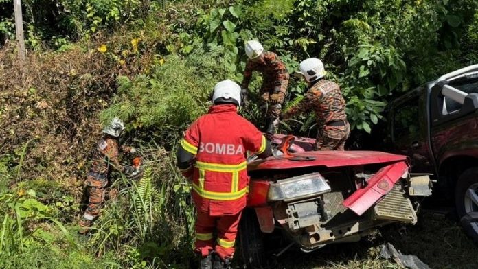 Two Men Rescued After Being Trapped in Car in 3-Vehicle Crash Near Kampung Satap, Bekenu