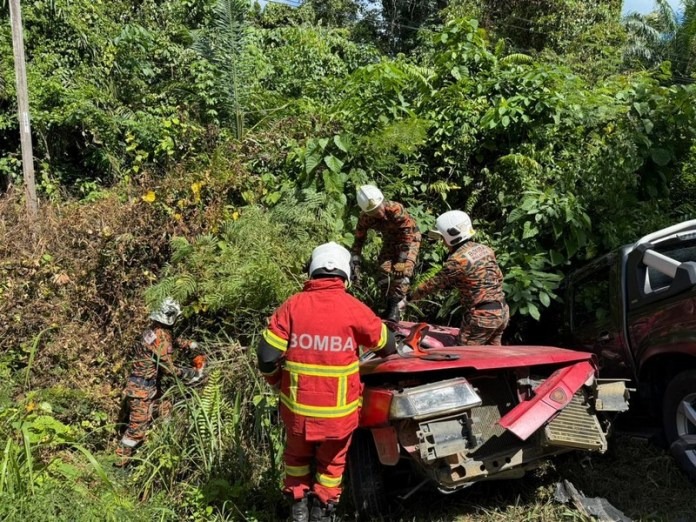 Two Men Rescued After Being Trapped in Car in 3-Vehicle Crash Near Kampung Satap, Bekenu