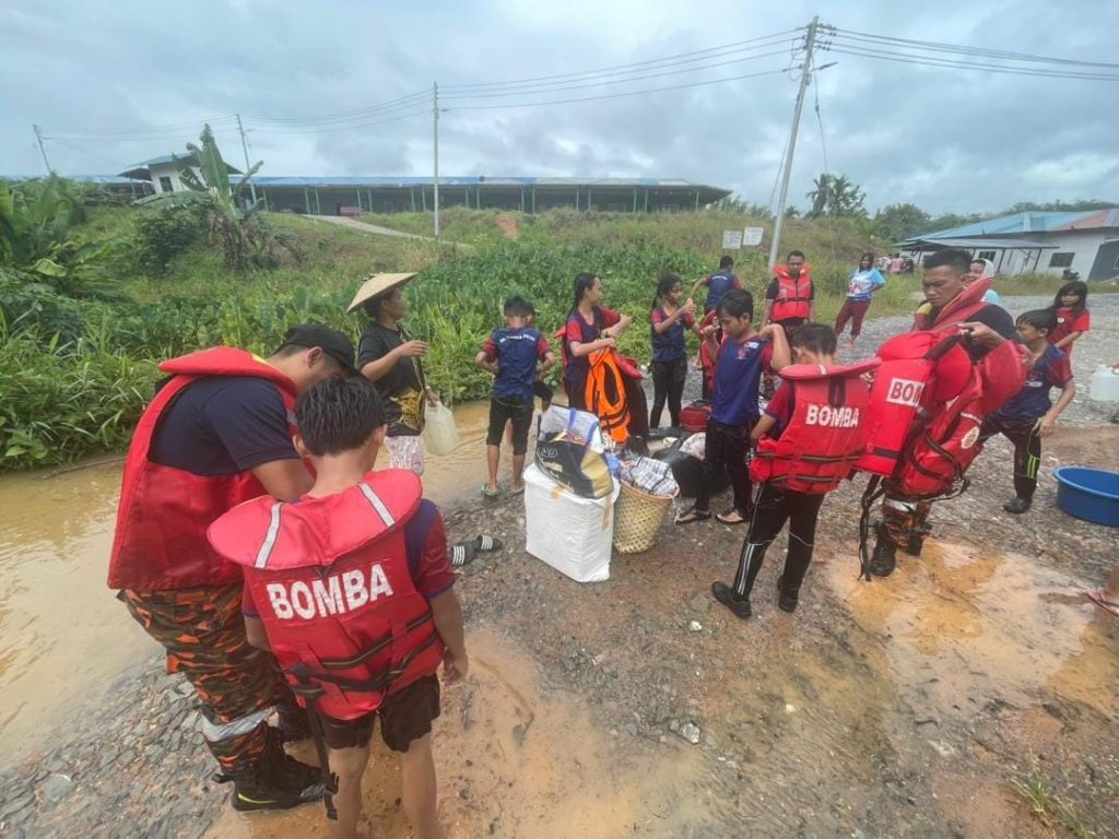 10 Rescued in Kanowit Flood Firefighters and Police to the Rescue