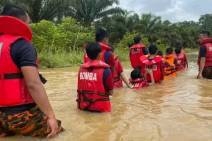 10 Rescued in Kanowit Flood Firefighters and Police to the Rescue