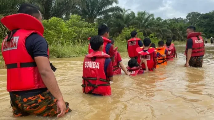 10 Rescued in Kanowit Flood Firefighters and Police to the Rescue