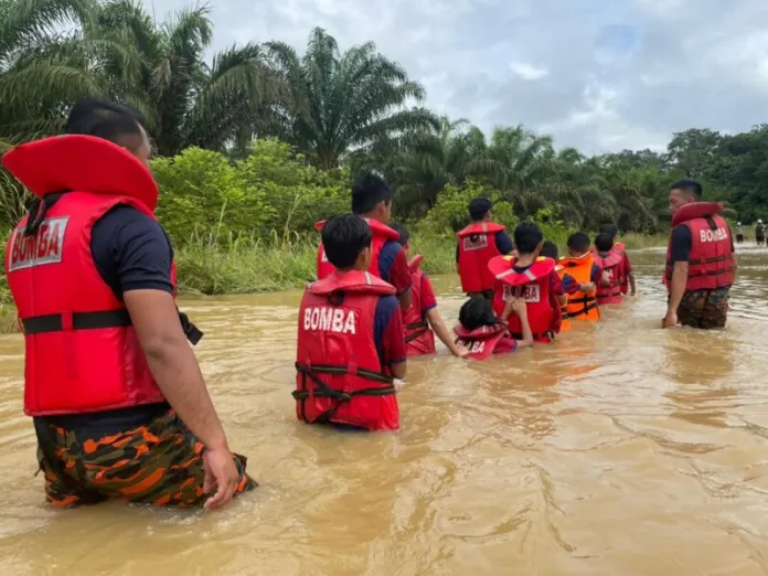 10 Rescued in Kanowit Flood Firefighters and Police to the Rescue