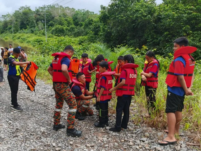 10 Rescued in Kanowit Flood Firefighters and Police to the Rescue