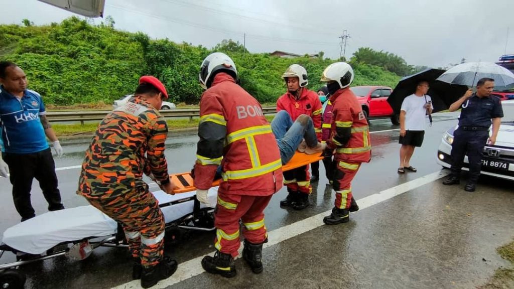 Car Overturns on Pan-Borneo Highway 4 Men Injured in Morning Accident